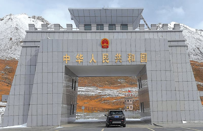 First group of Pakistani tourists enters China through Khunjerab Pass